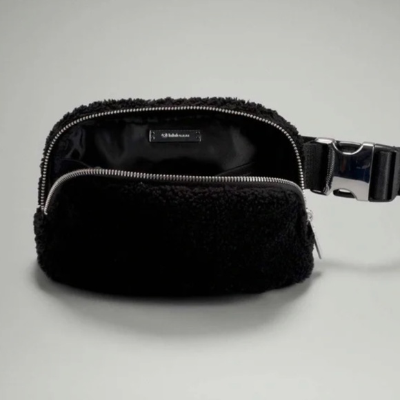 Lululemon Everywhere Belt Bag Black Fleece - Picture 9 of 9